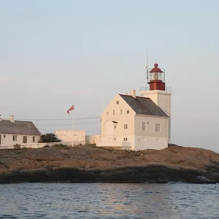 Seafront At Gjeving, Lyngor