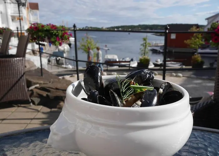 Villa Seafront At Gjeving, Lyngor *