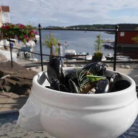 Villa Seafront At Gjeving, Lyngor *